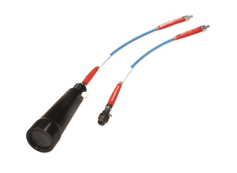 准直透镜拧到SMA 905端接光纤末端的照片