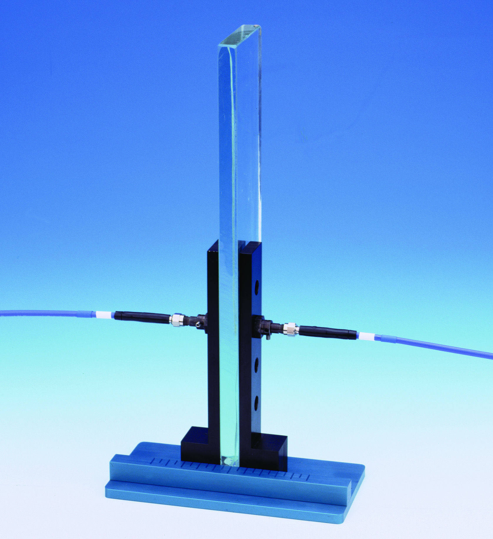 准直透镜安装在固体玻璃样品侧面的光纤上