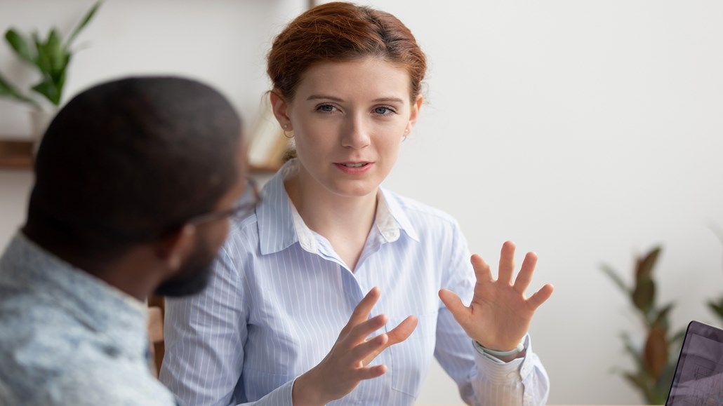 女人为男人解释和回答问题