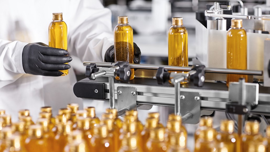 科学家们戴着手套，穿着防护服装瓶子