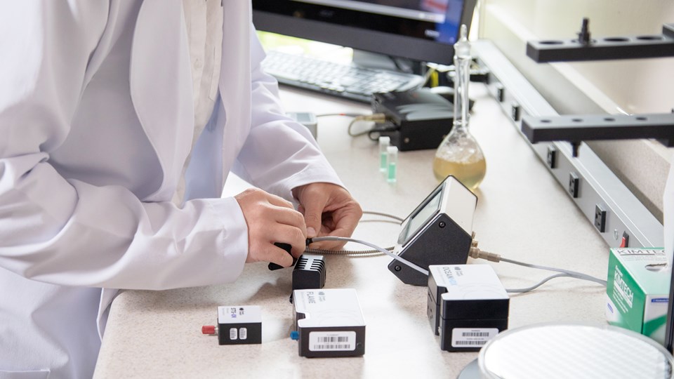 亚博最新网站多少Ocean Insight模块化光谱仪实验室设置与科学家合作