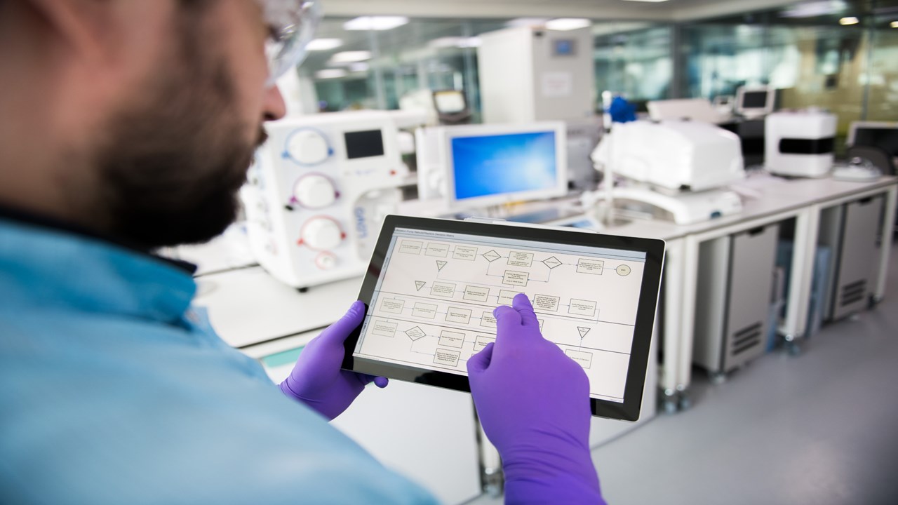 PAT协会新闻稿-一个人在细胞和基因治疗实验室的图像