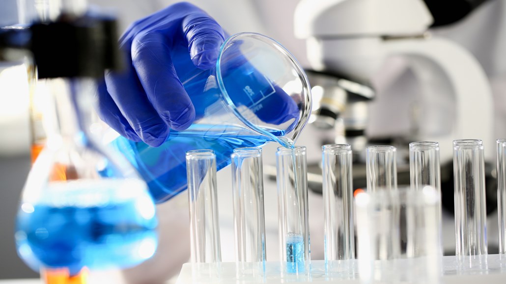 科学家在试管中测量液体