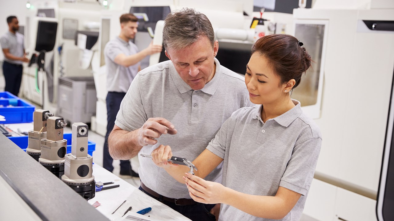 男工程师和女学徒一起工作