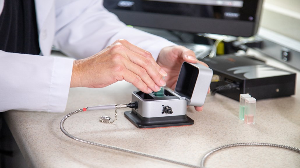 工程师操作设备的手