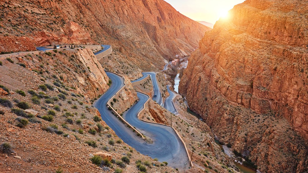 刮风的路通过岩石山