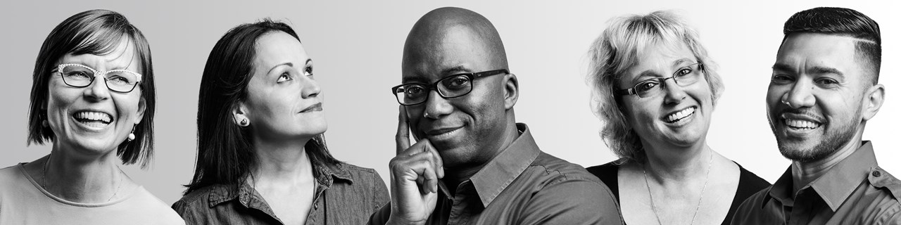 人们看不同方向的照片